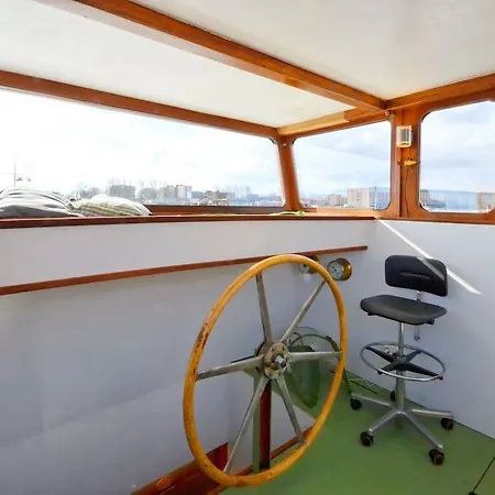 Borneokade Houseboat Bed and breakfast *