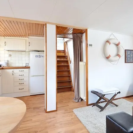Borneokade Houseboat Bed & Breakfast