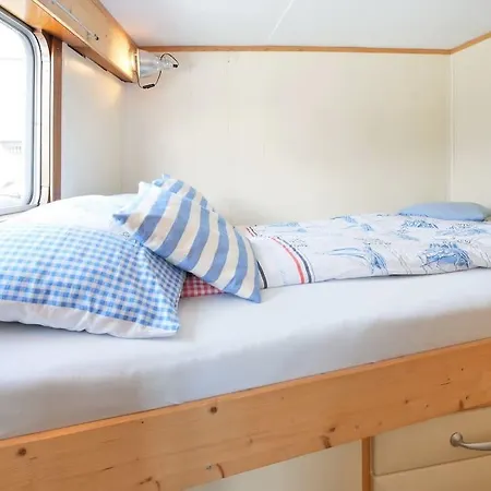 Borneokade Houseboat *